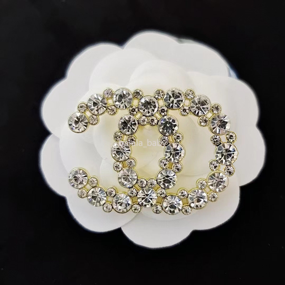 Women Luxury Designer Brooch Brand Letter Brooches Inlaid High Quality Pearl Rhinestone Ladies 18K Gold Plated Broochs Gold Silver Jewelry
Women Luxury Designer Brooch Brand Letter Brooches Inlaid High Quality Pearl Rhinestone Ladies 18K Gold Plated Broochs Gold Silver Jewelry