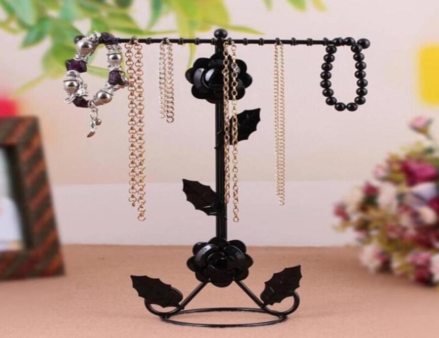Jewelry Pouches Bags Engraved Rose Solid Iron Table Display Stable Fashion With Base Stand Desktop standing Necklace Bracelet9512922
Jewelry Pouches Bags Engraved Rose Solid Iron Table Display Stable Fashion With Base Stand Desktop standing Necklace Bracelet9512922