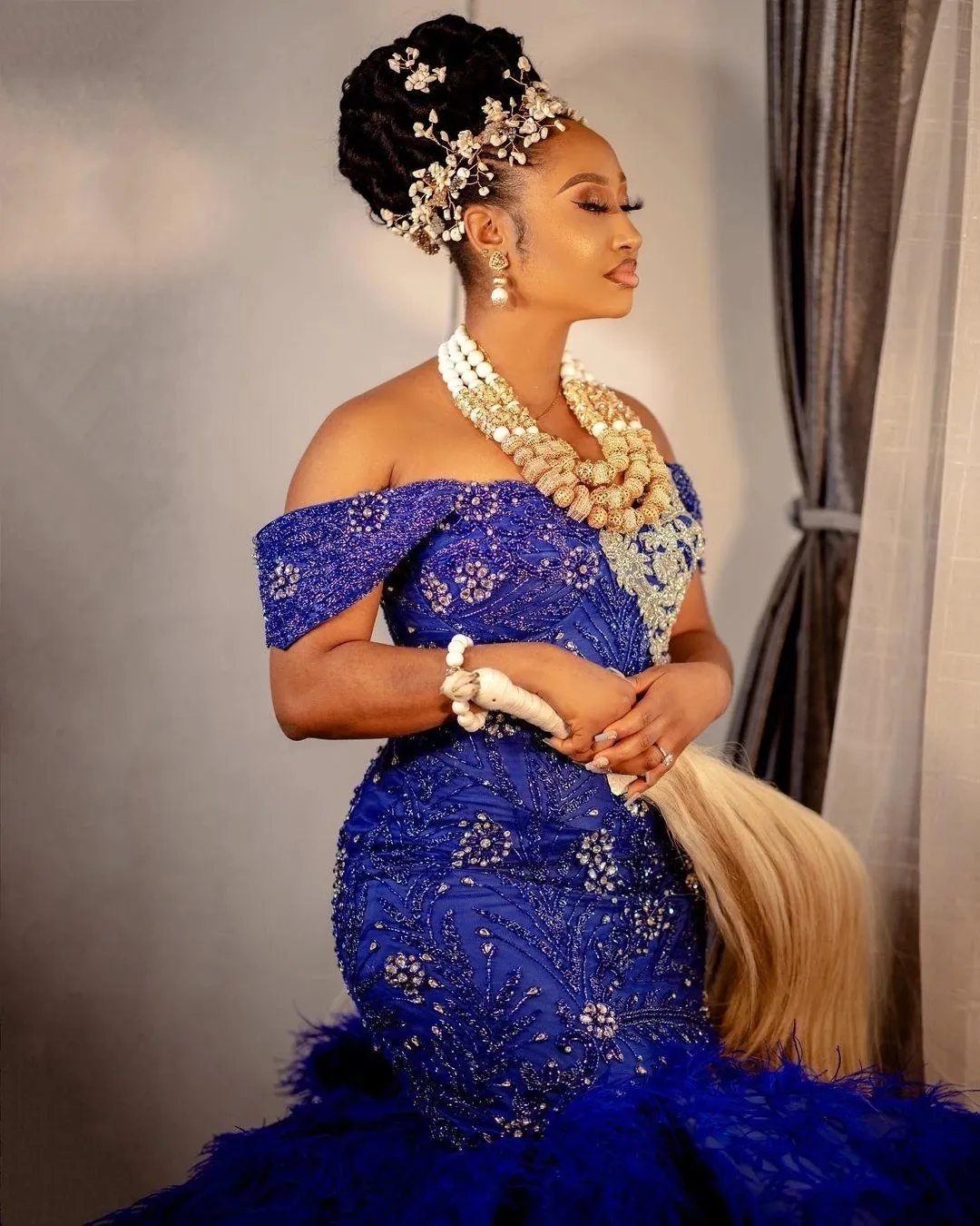 Off Mermaid Elegant Shoulder Prom Dresses 2023 Royal Blue Lace Applqiues Beaded with Feathers Train Plus Size Formal Evening Gowns