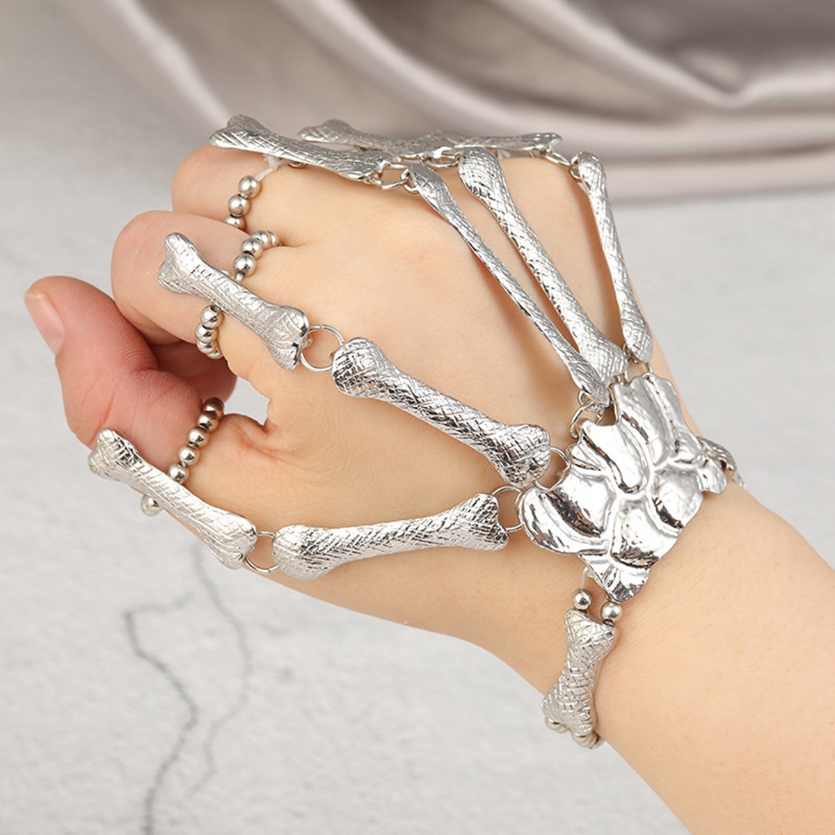 4Pcs Cathercing Halloween Wristband Skull Fingers Metal Skeleton Hand Bracelet with Ring for Women and Men on Party
4Pcs Cathercing Halloween Wristband Skull Fingers Metal Skeleton Hand Bracelet with Ring for Women and Men on Party