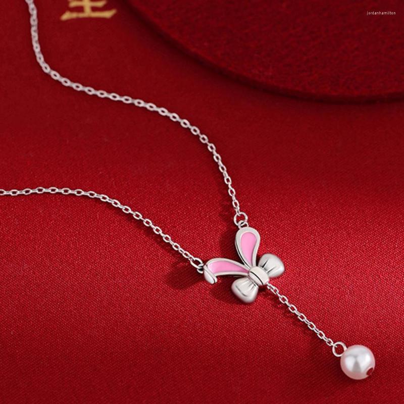 Pendant Necklaces Stylish Women Necklace Lightweight Exquisite Anti-rust Sweater Chain Faux Pearl Clavicle Dress Up
Pendant Necklaces Stylish Women Necklace Lightweight Exquisite Anti-rust Sweater Chain Faux Pearl Clavicle Dress Up