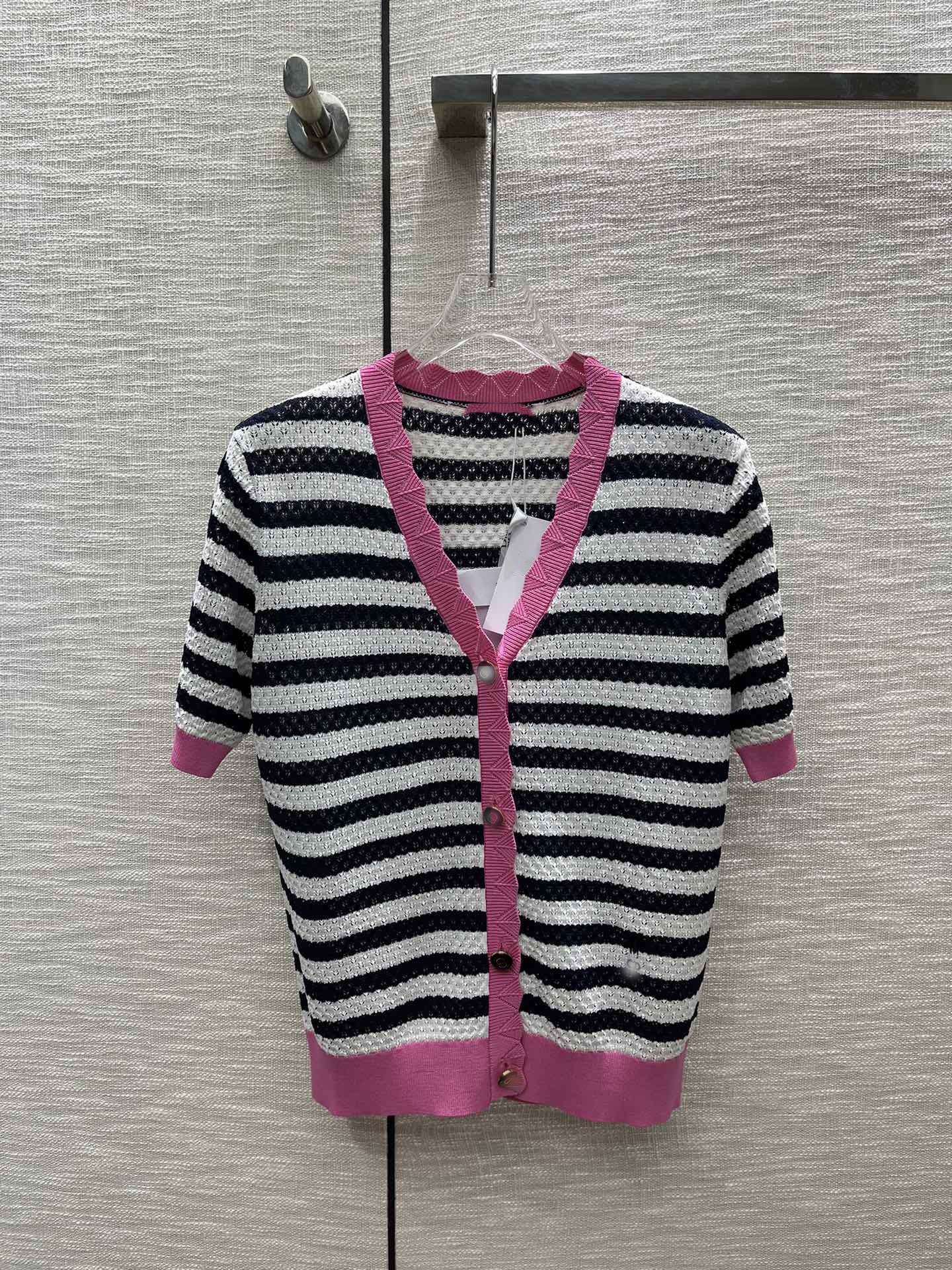Women' Knits & Tees Luxury designer designs the latest collection of V-neck lace knitted short sleeved cardigan for spring/summer 2023, Multi
Women' Knits & Tees Luxury designer designs the latest collection of V-neck lace knitted short sleeved cardigan for spring/summer 2023, Multi