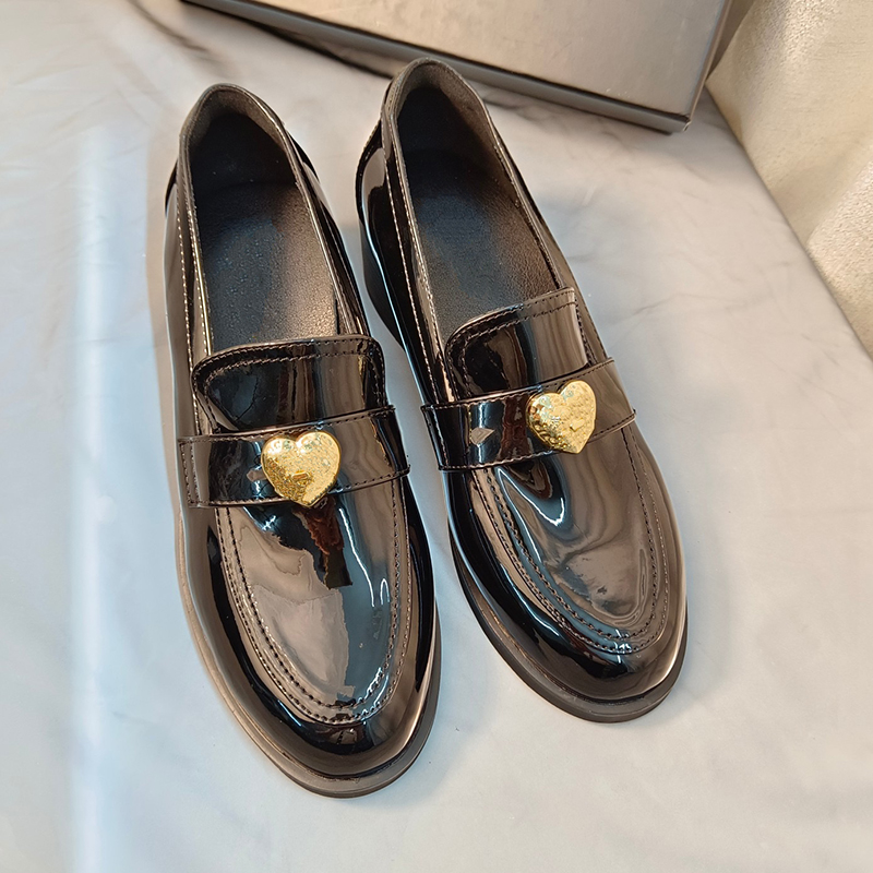 Designer Loafer Dress Shoes Womens Fashion New Black Gold Hardware Thick Soled Shoe Thick Heeled Shoes 5cm Retro Patent Leather Heart
Designer Loafer Dress Shoes Womens Fashion New Black Gold Hardware Thick Soled Shoe Thick Heeled Shoes 5cm Retro Patent Leather Heart