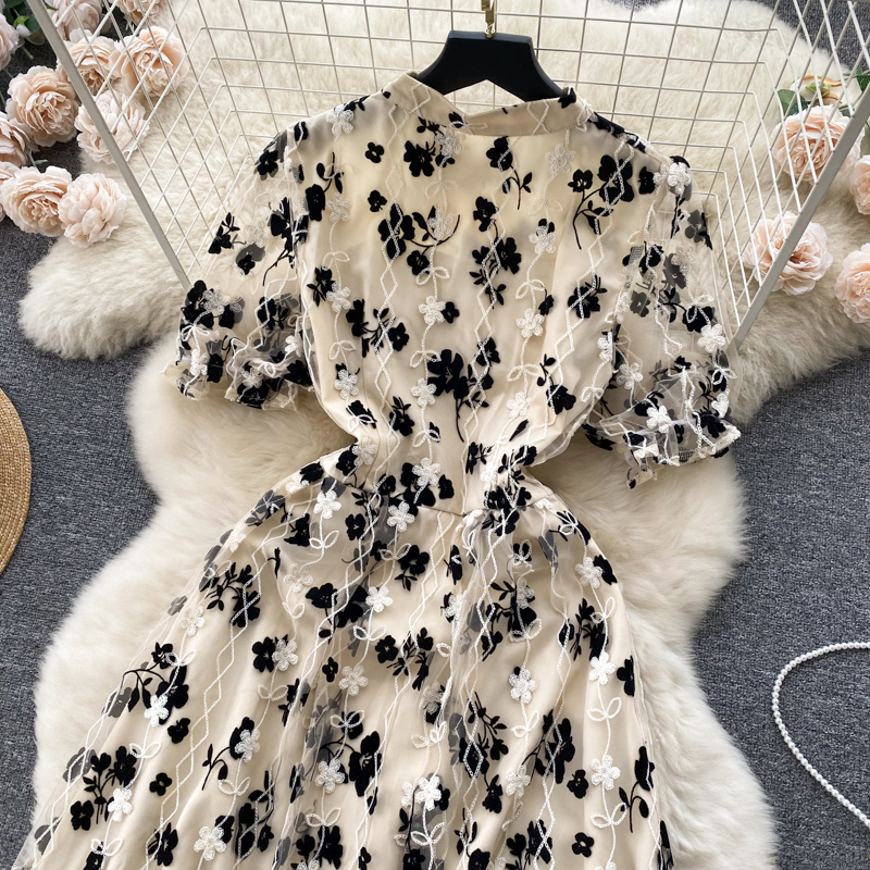 Luxury and luxurious mesh dress French retro bubble sleeve embroidery design princess dress in summer