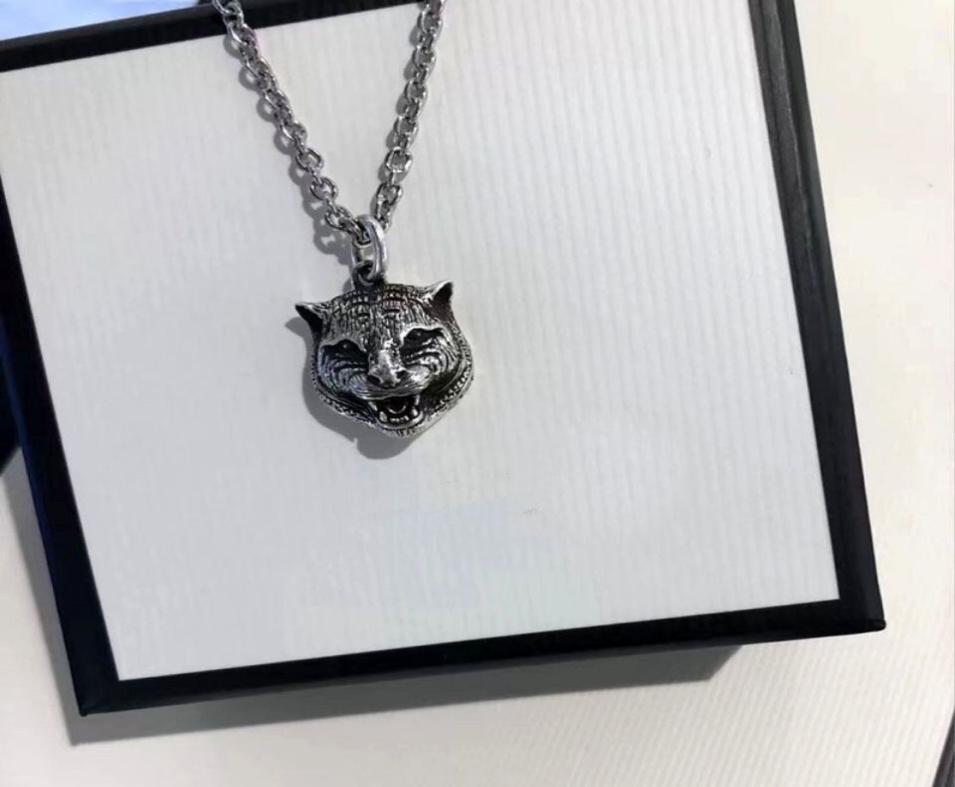 Pendant Necklaces 925 Silver Chain Classic Fashion Tiger Head Necklace Retro Couple Designer Necklace Seiko Highend Jewelry Suppl1497121
Pendant Necklaces 925 Silver Chain Classic Fashion Tiger Head Necklace Retro Couple Designer Necklace Seiko Highend Jewelry Suppl1497121