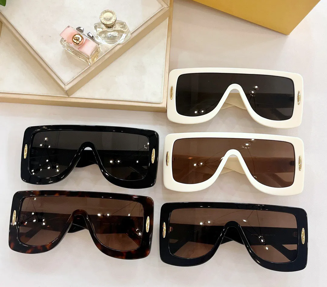 2023 Fashion designer 40106 sunglasses for women oversized vintage square shape conjoined lenses glasses summer versatile style Anti-Ultraviolet come with case
2023 Fashion designer 40106 sunglasses for women oversized vintage square shape conjoined lenses glasses summer versatile style Anti-Ultraviolet come with case