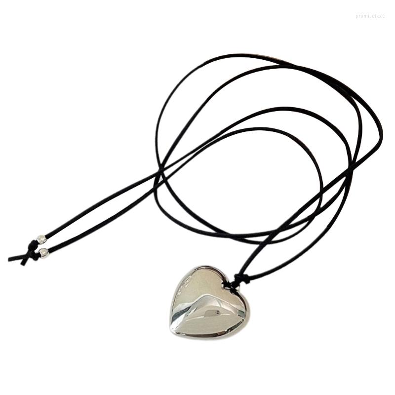 Chains Fashion Trend Niche Sense Love Pendant Collarbone Chain Temperament Simple Cold Wind Adjustable Black Rope Necklace
Chains Fashion Trend Niche Sense Love Pendant Collarbone Chain Temperament Simple Cold Wind Adjustable Black Rope Necklace