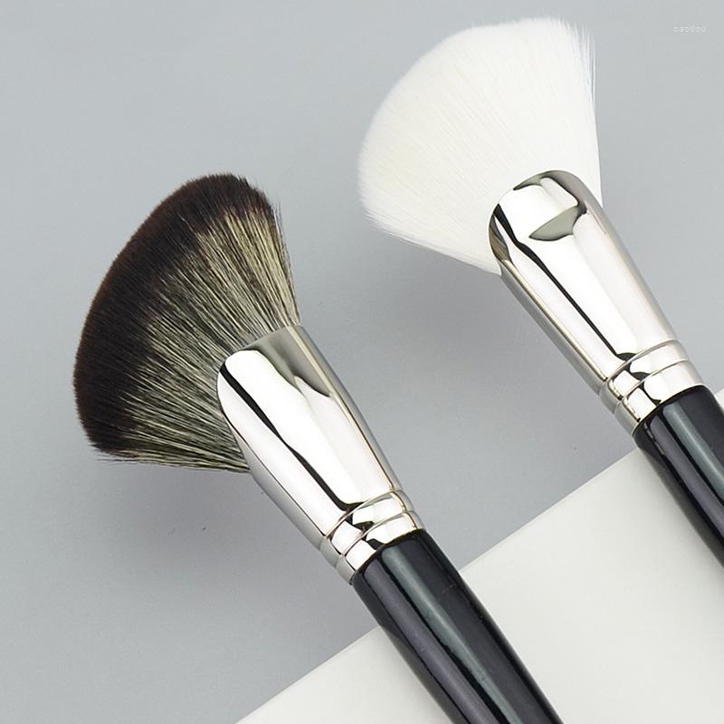 Makeup Brushes S72 Contour Brush Fan Shaped Face Cheek Overall Setting Synthetic Hair Oblique Head Sculpting Beauty Tools
Makeup Brushes S72 Contour Brush Fan Shaped Face Cheek Overall Setting Synthetic Hair Oblique Head Sculpting Beauty Tools