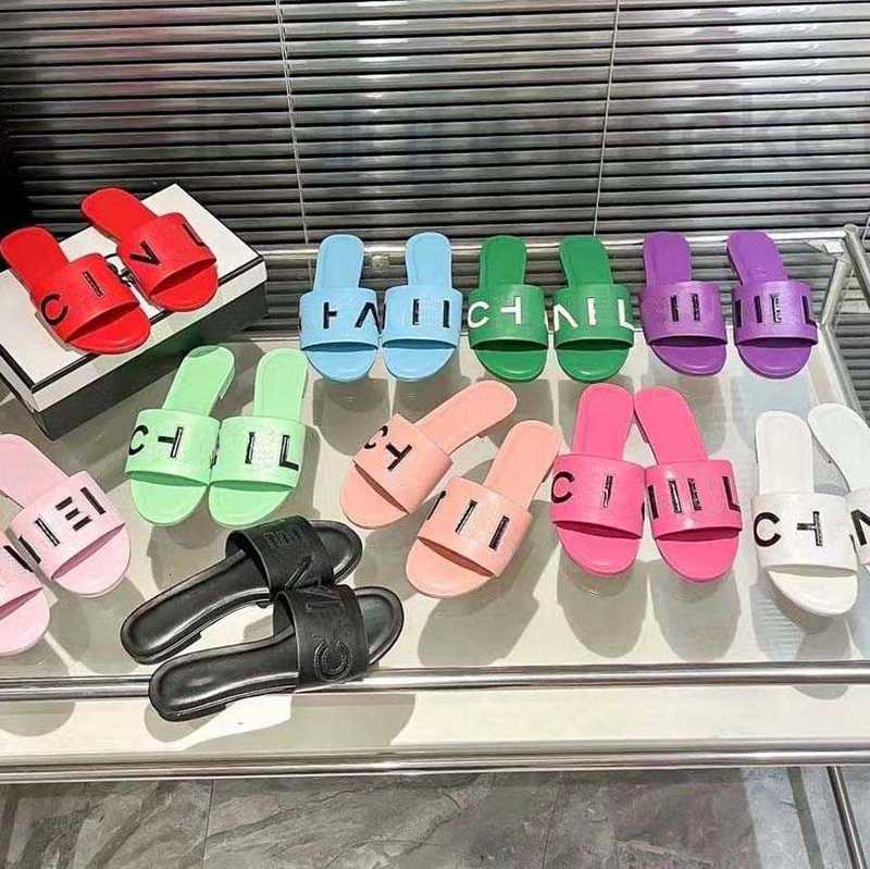 Slippers Designer High Quality Woman Fashion Sandals Beach Classic Slipper Platform Alphabet Heel Rubber Lady Flat Slides H2W0, #2
Slippers Designer High Quality Woman Fashion Sandals Beach Classic Slipper Platform Alphabet Heel Rubber Lady Flat Slides H2W0, #2