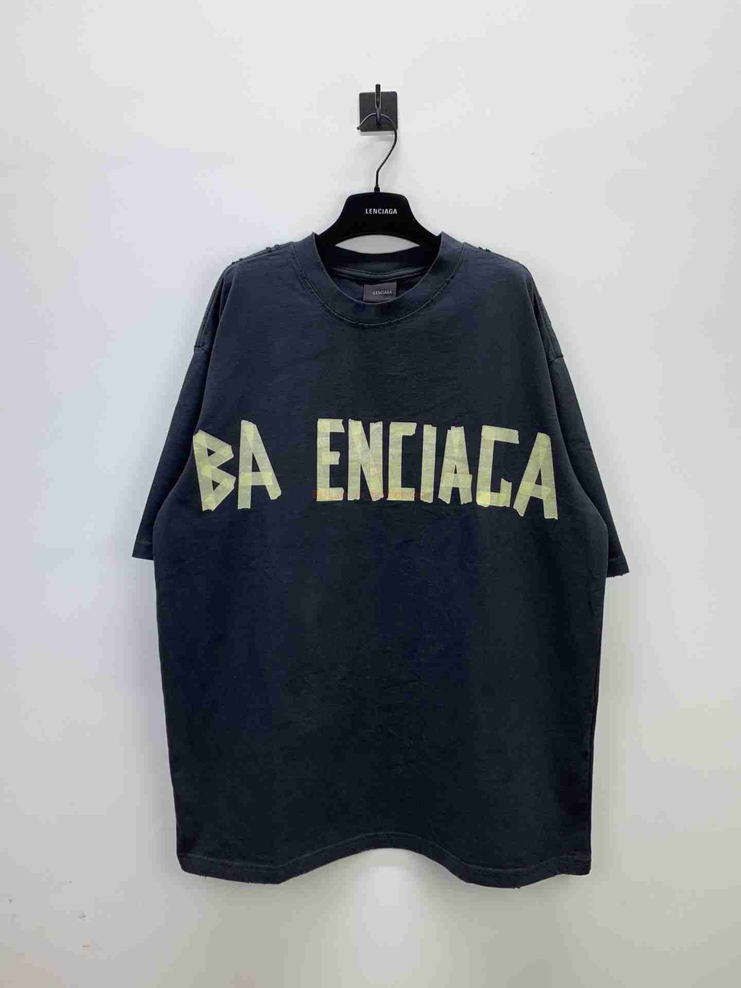 Designer Fashion Clothing French Paris BB Luxury TShirt Tees b Family High Edition Paris Yellow Tape Bandage Washed Worn Short Sleeve Black Loose Short Sleeve Tshirt
Designer Fashion Clothing French Paris BB Luxury TShirt Tees b Family High Edition Paris Yellow Tape Bandage Washed Worn Short Sleeve Black Loose Short Sleeve Tshirt
