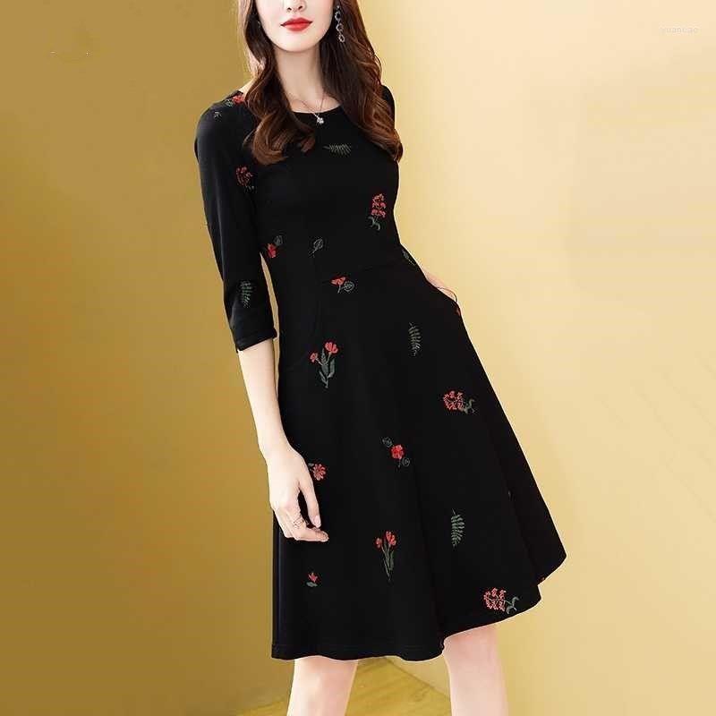 Casual Dresses Vintage Black Flower Embroidered Dress Women' Spring Autumn Elegant Office Ladies Work Fashion A Line Midi Robe
Casual Dresses Vintage Black Flower Embroidered Dress Women' Spring Autumn Elegant Office Ladies Work Fashion A Line Midi Robe