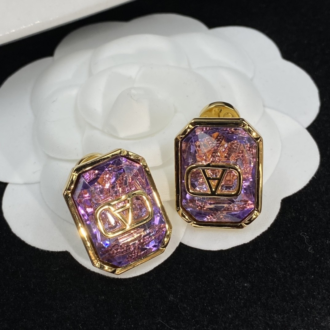 Earring designers design luxurious gold heart-shaped pearl crystal gold double V-letter classic jewelry for women
Earring designers design luxurious gold heart-shaped pearl crystal gold double V-letter classic jewelry for women