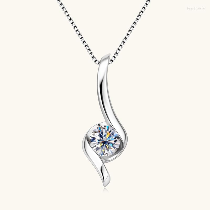 Chains IOGOU1.0ct 6.5mm D Color Moissanite Twist Pendant Necklaces For Women 925 Sterling Silver Original Certified Accessories Jewelry
Chains IOGOU1.0ct 6.5mm D Color Moissanite Twist Pendant Necklaces For Women 925 Sterling Silver Original Certified Accessories Jewelry