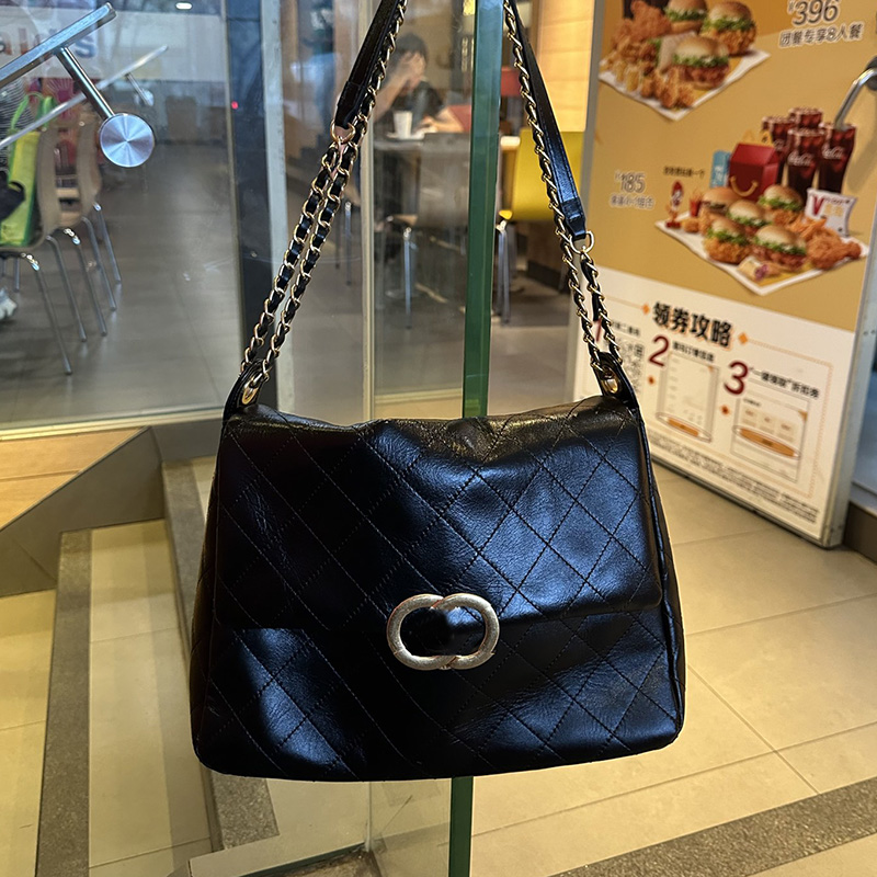 Vintage Casual Jumbo Calfskin Baguette Bags Classic Flap Black Purse Large Capacity Outdoor Sacoche Silver Metal Hardware Matelasse Shoulder Handbags 32X9X25CM, Box
Vintage Casual Jumbo Calfskin Baguette Bags Classic Flap Black Purse Large Capacity Outdoor Sacoche Silver Metal Hardware Matelasse Shoulder Handbags 32X9X25CM, Box