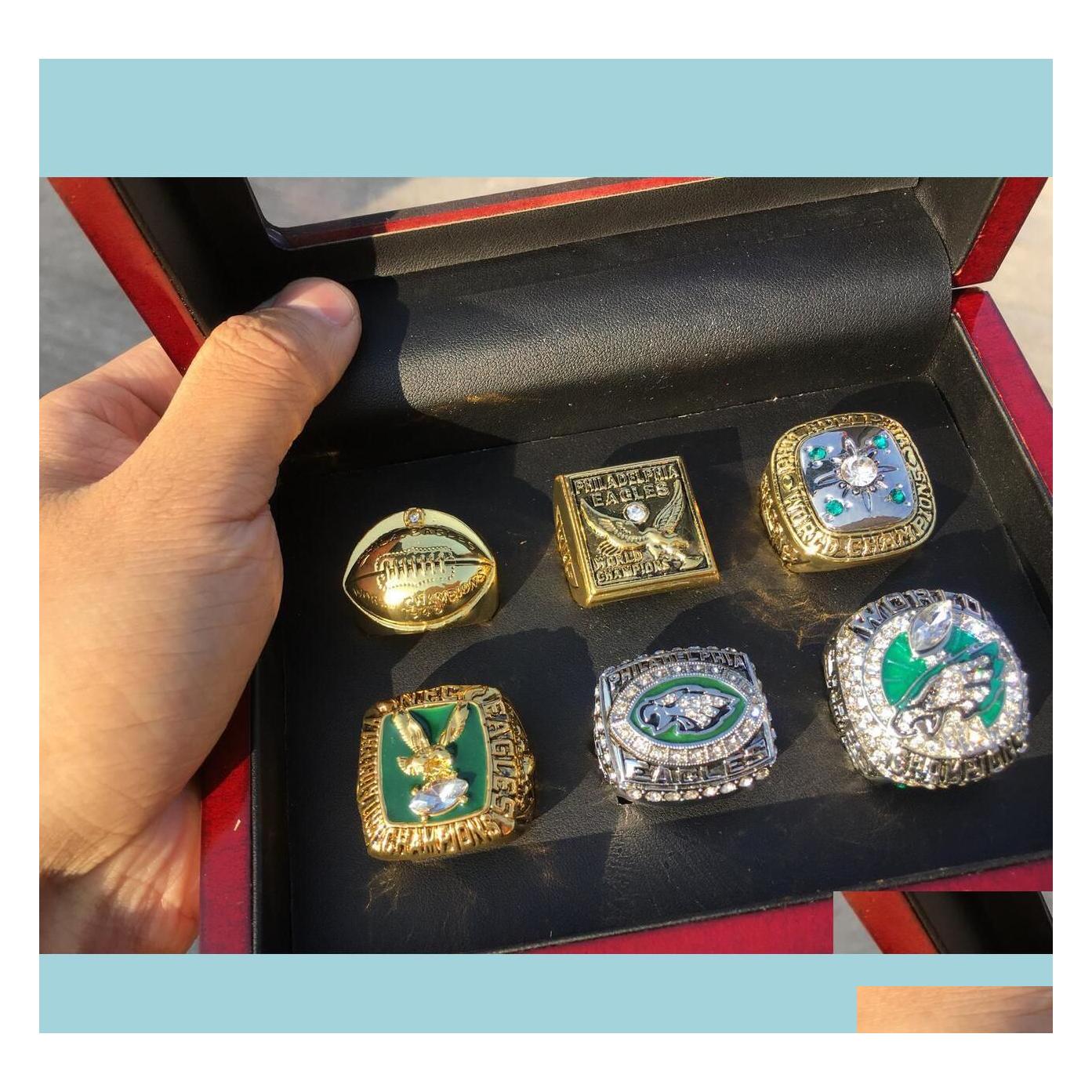 Cluster Rings Philadelphia 6Pcs Eagle American Football Team Champions Championship Ring Set With Wooden Box Souvenir Men Fan Gift D Dhqfw
Cluster Rings Philadelphia 6Pcs Eagle American Football Team Champions Championship Ring Set With Wooden Box Souvenir Men Fan Gift D Dhqfw