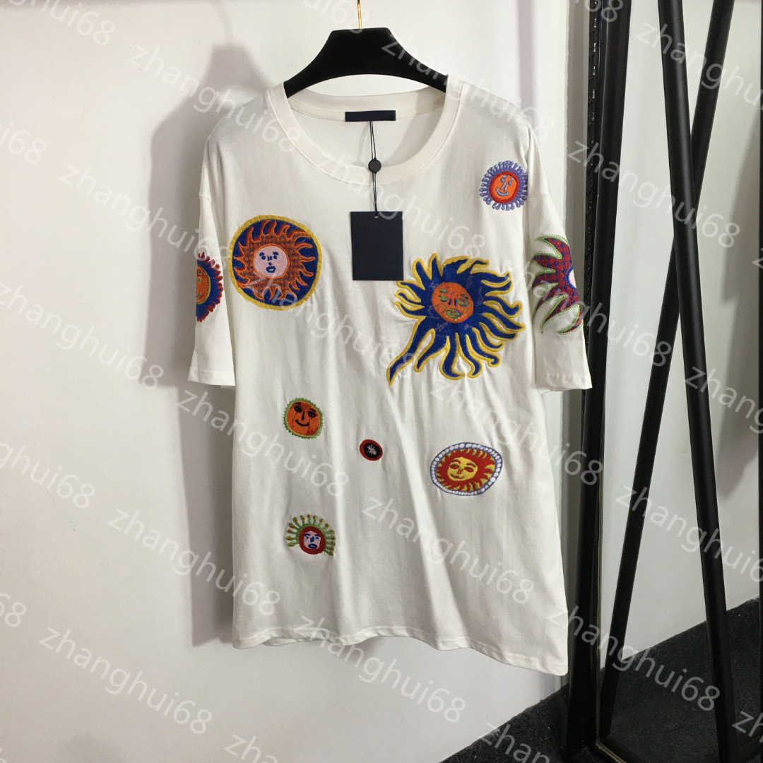 23ss Womens T-Shirt tee t shirt womens designer clothing Round neck Pure cotton Cartoon Sun Embroidery pattern short sleeve T-shirt High quality womens clothes
23ss Womens T-Shirt tee t shirt womens designer clothing Round neck Pure cotton Cartoon Sun Embroidery pattern short sleeve T-shirt High quality womens clothes