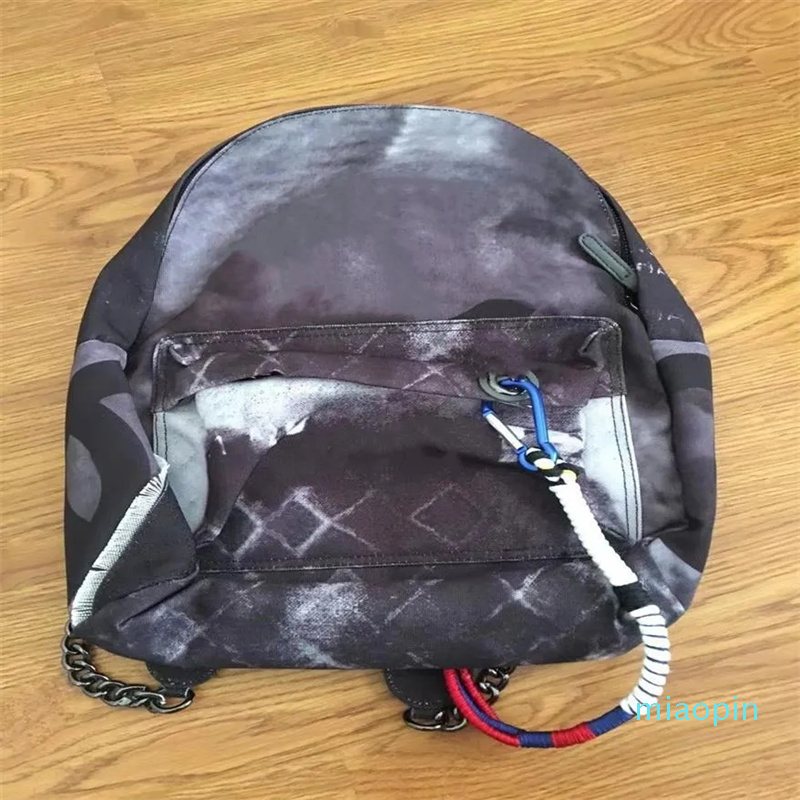 2023- men and women Travel Bags Graffiti Color Retro Shoulder Backpack Catwalk Casual Canvas Bag Classic Doodle Limited Edition, Dark grey 35cm
2023- men and women Travel Bags Graffiti Color Retro Shoulder Backpack Catwalk Casual Canvas Bag Classic Doodle Limited Edition, Dark grey 35cm