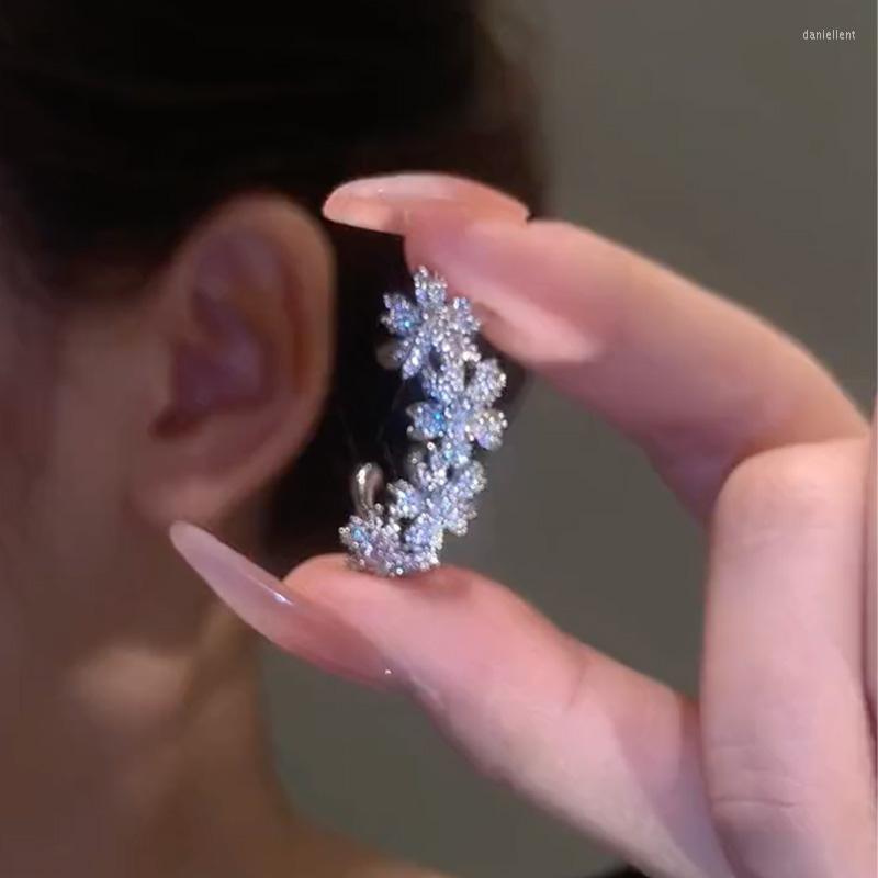 Backs Earrings 2023 Fashion Zircon Flowers Ear Cuff No Piercing Earring Trendy Design Luxury Exquisite Metal Female Clip Jewelry
Backs Earrings 2023 Fashion Zircon Flowers Ear Cuff No Piercing Earring Trendy Design Luxury Exquisite Metal Female Clip Jewelry