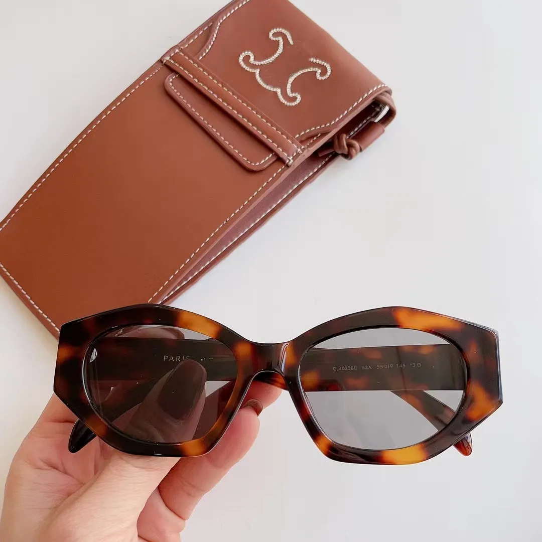 Top Designer Sunglasses Ce Polarized Sun Glasses for Women and Men Fashion Model Special UV 400 Protection Big Leg Double Beam Frame Outdoor
Top Designer Sunglasses Ce Polarized Sun Glasses for Women and Men Fashion Model Special UV 400 Protection Big Leg Double Beam Frame Outdoor