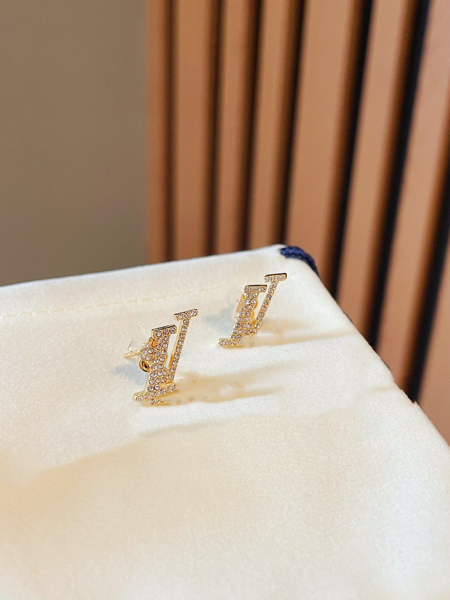 Classic Earstuds Fashion Set Men's and Women's Dress Accessories Luxury Brand Jewelry
Classic Earstuds Fashion Set Men's and Women's Dress Accessories Luxury Brand Jewelry