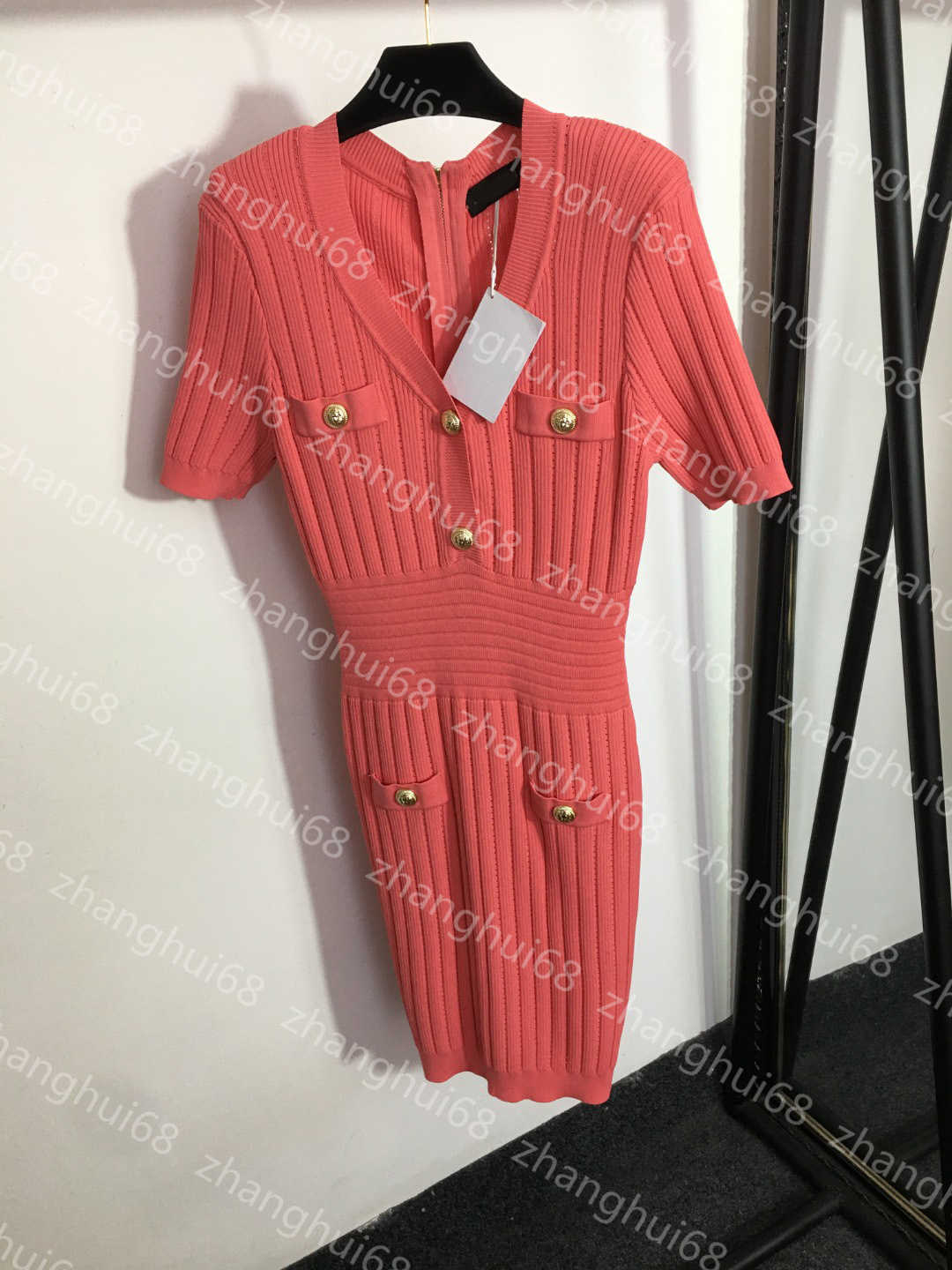 23ss womens designer clothing women dresses summer Dress lion head gold buckle bump color V-neck retraction waist short sleeve knitted dress womens clothing
23ss womens designer clothing women dresses summer Dress lion head gold buckle bump color V-neck retraction waist short sleeve knitted dress womens clothing