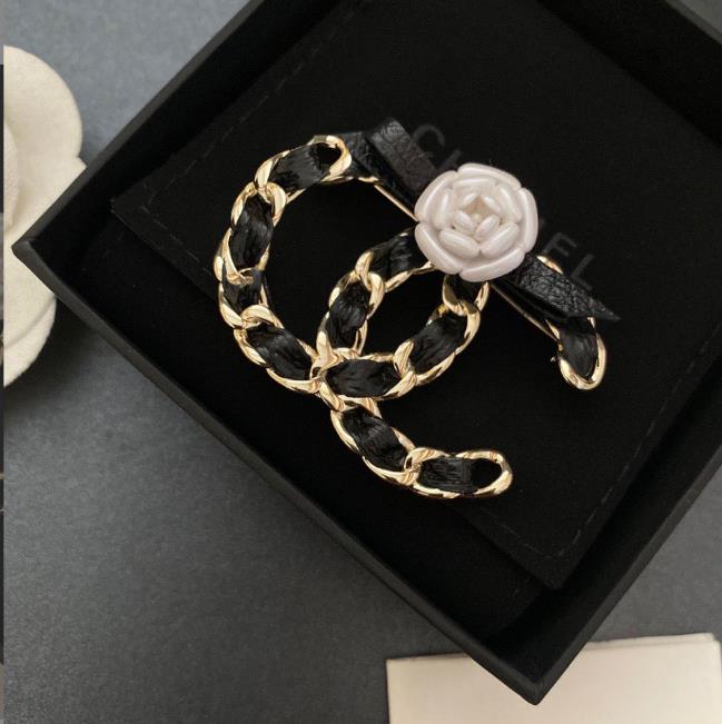 Famous Designer Letters Brooch Women Crystal Rhinestone Pearl Broochs Fashion Temperament Simple Ladies Party Jewelry Accessories 20style
Famous Designer Letters Brooch Women Crystal Rhinestone Pearl Broochs Fashion Temperament Simple Ladies Party Jewelry Accessories 20style