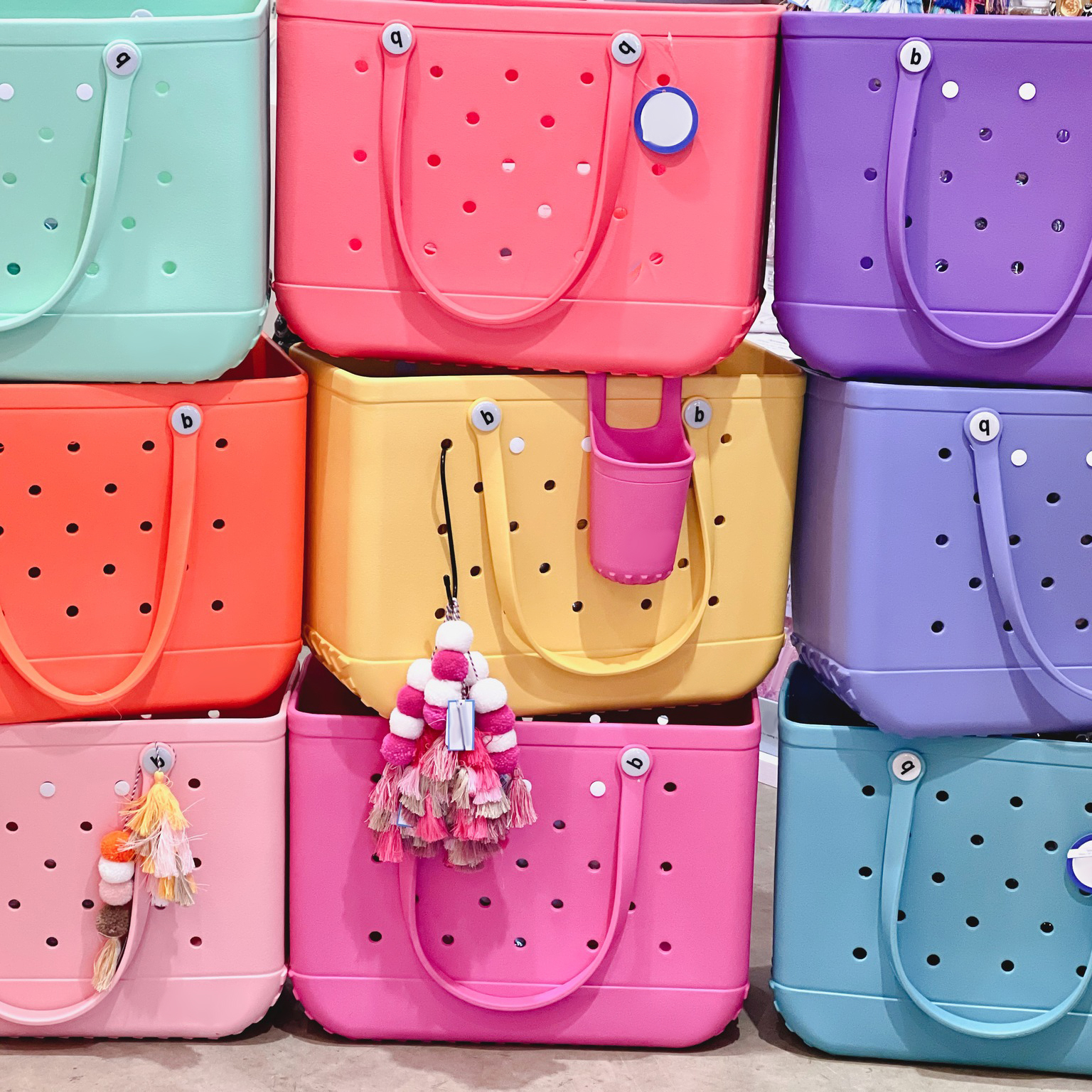 Mens Summer Bogg Bag luxury messenger PVC plastic Waterproof Beach Basket Bags Womens large Designer tote bags handbags clutch Stock storage Luggage shopping bag, Yellow
Mens Summer Bogg Bag luxury messenger PVC plastic Waterproof Beach Basket Bags Womens large Designer tote bags handbags clutch Stock storage Luggage shopping bag, Yellow