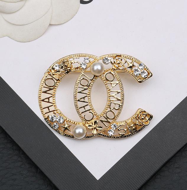 Designer Letters Brand Brooch Women Crystal Rhinestone Pearl Broochs Fashion Temperament Simple Ladies Party Jewelry Accessories 20style
Designer Letters Brand Brooch Women Crystal Rhinestone Pearl Broochs Fashion Temperament Simple Ladies Party Jewelry Accessories 20style