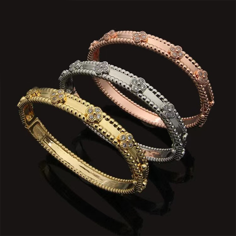 Classic Luxury Crystal Cuff Bracelet Brand New Designer Bracelet for Women 18k Gold Titanium Steel Diamond Bracelet Jewelry
Classic Luxury Crystal Cuff Bracelet Brand New Designer Bracelet for Women 18k Gold Titanium Steel Diamond Bracelet Jewelry