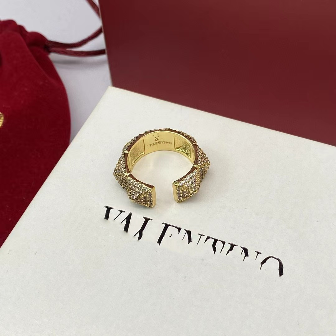 2023Designer Branded Rings Women 18K Gold Plated Crystal Faux Leather Stainless Steel Love Wedding Jewelry Supplies Ring Fine Carving Finger Ring ZG
2023Designer Branded Rings Women 18K Gold Plated Crystal Faux Leather Stainless Steel Love Wedding Jewelry Supplies Ring Fine Carving Finger Ring ZG