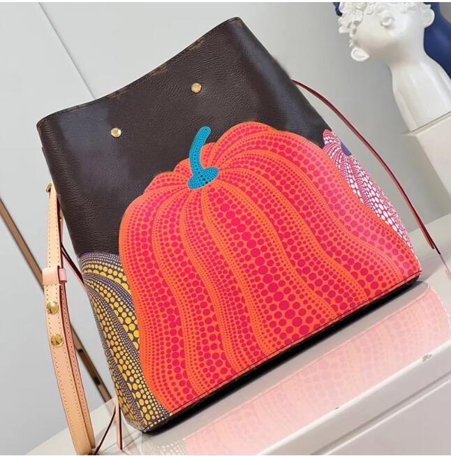 Luxury Designer NEONOE Bucket Shoulder Bag Tote Drawstring Close Fashion Shoulder Bag Women's genuine leather Pumpkin Graffiti Bucket Bag 26x26x17.5cm, Red
Luxury Designer NEONOE Bucket Shoulder Bag Tote Drawstring Close Fashion Shoulder Bag Women's genuine leather Pumpkin Graffiti Bucket Bag 26x26x17.5cm, Red