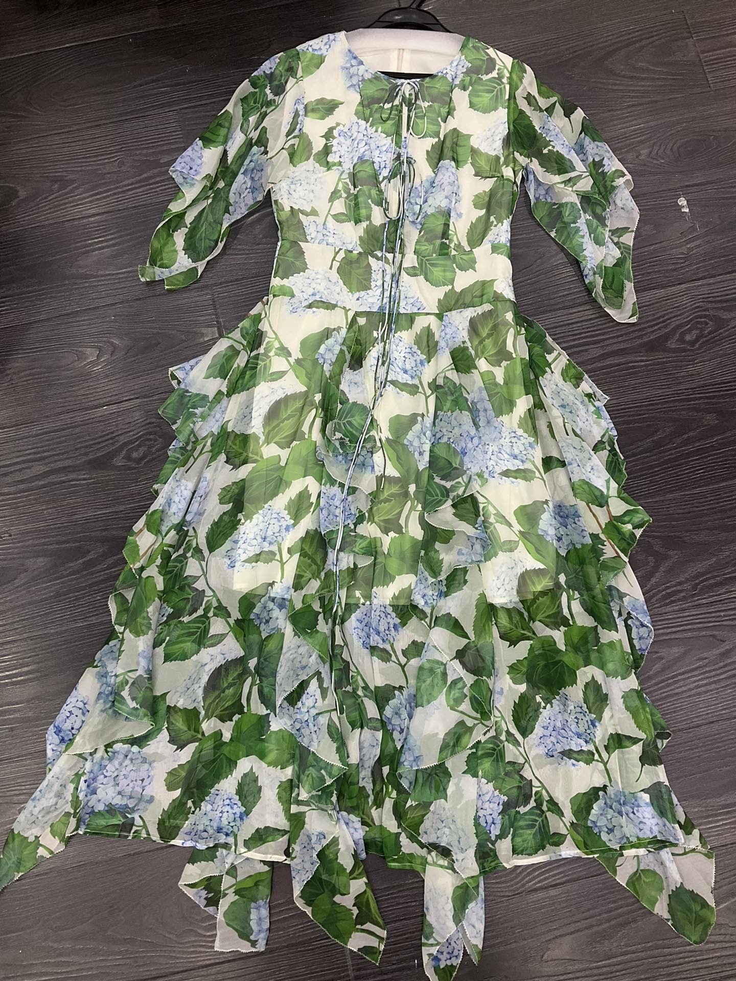 Designer Dress Spring/Summer 2023 New Fashion Round Neck Bat Sleeves High end Elegant Decorative Print Lace up Ruffle Edge Dress Single Color Five Sizes, Green
Designer Dress Spring/Summer 2023 New Fashion Round Neck Bat Sleeves High end Elegant Decorative Print Lace up Ruffle Edge Dress Single Color Five Sizes, Green