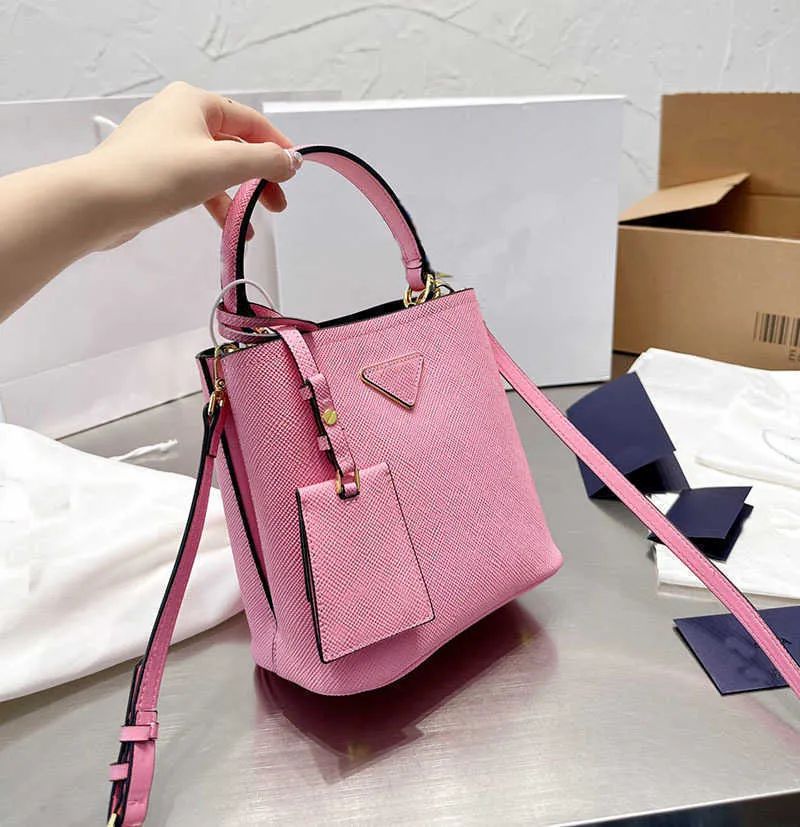 Pra Shoulder Bags Designer Bucket Totes Detachable Shoulder Strap Handbag Triangle Sign Crossbody Brand Hobo Purse 221000
Pra Shoulder Bags Designer Bucket Totes Detachable Shoulder Strap Handbag Triangle Sign Crossbody Brand Hobo Purse 221000