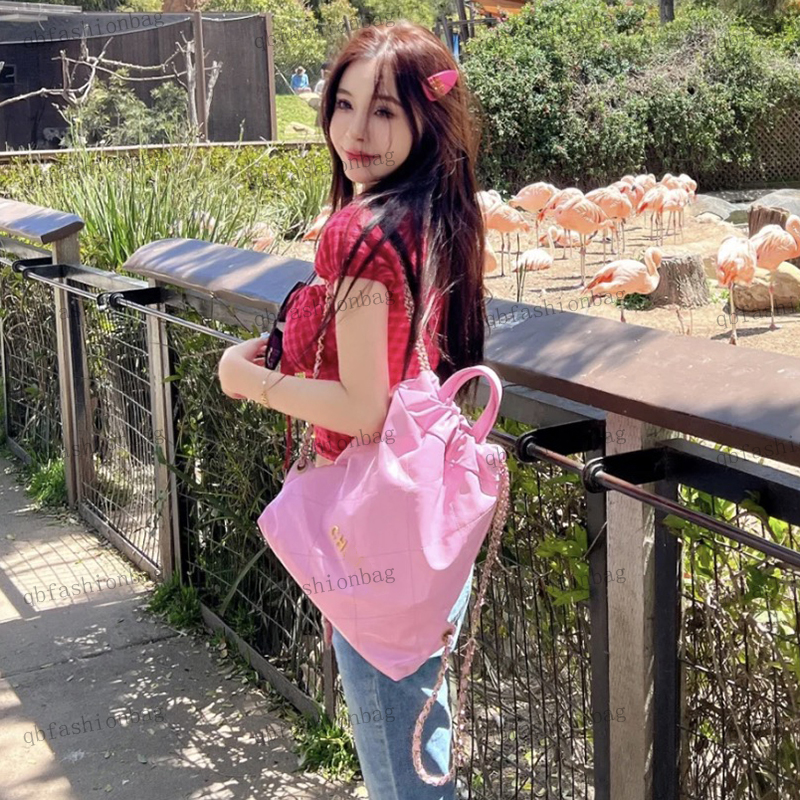 22b Designer Womens Oversized Garbage Bag With Top Handle Handbag Crossbody Bags Hardware Metal Buckles Pull Strap Solid Color Shopping Travel Trend Bags 40/47cm, Box
22b Designer Womens Oversized Garbage Bag With Top Handle Handbag Crossbody Bags Hardware Metal Buckles Pull Strap Solid Color Shopping Travel Trend Bags 40/47cm, Box