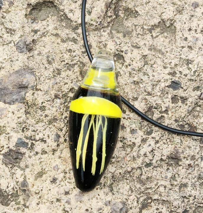 Pendant Necklaces Yellow Jellyfish Black Bottom Glass Beades Pendants Fine Jewelry
Pendant Necklaces Yellow Jellyfish Black Bottom Glass Beades Pendants Fine Jewelry