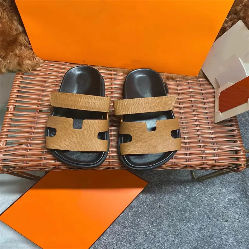 Designer Chypre slipper sandal slides Beach shoes Classic Flat Sandals Luxury Summer Lady Leather Flip Flops black sandals Top Quality Men Women slippers Size 35-46
Designer Chypre slipper sandal slides Beach shoes Classic Flat Sandals Luxury Summer Lady Leather Flip Flops black sandals Top Quality Men Women slippers Size 35-46