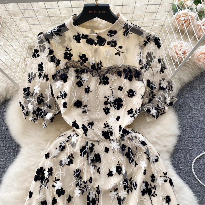 Luxury and luxurious mesh dress French retro bubble sleeve embroidery design princess dress in summer