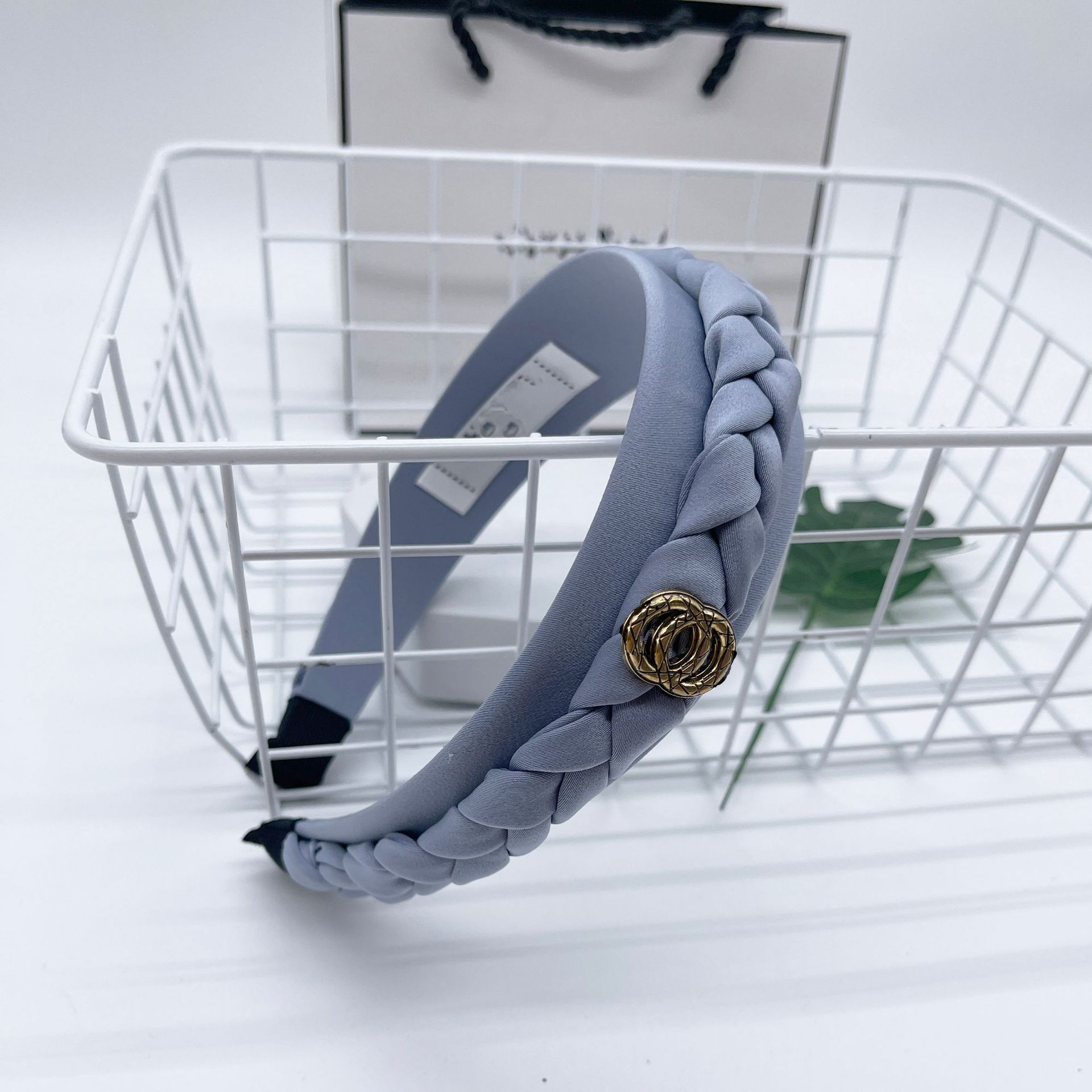 Silk braid hoop hair female fragrance little fried Twists shows high skull top versatile headband simple fashionable temperament hair clip Dough
Silk braid hoop hair female fragrance little fried Twists shows high skull top versatile headband simple fashionable temperament hair clip Dough