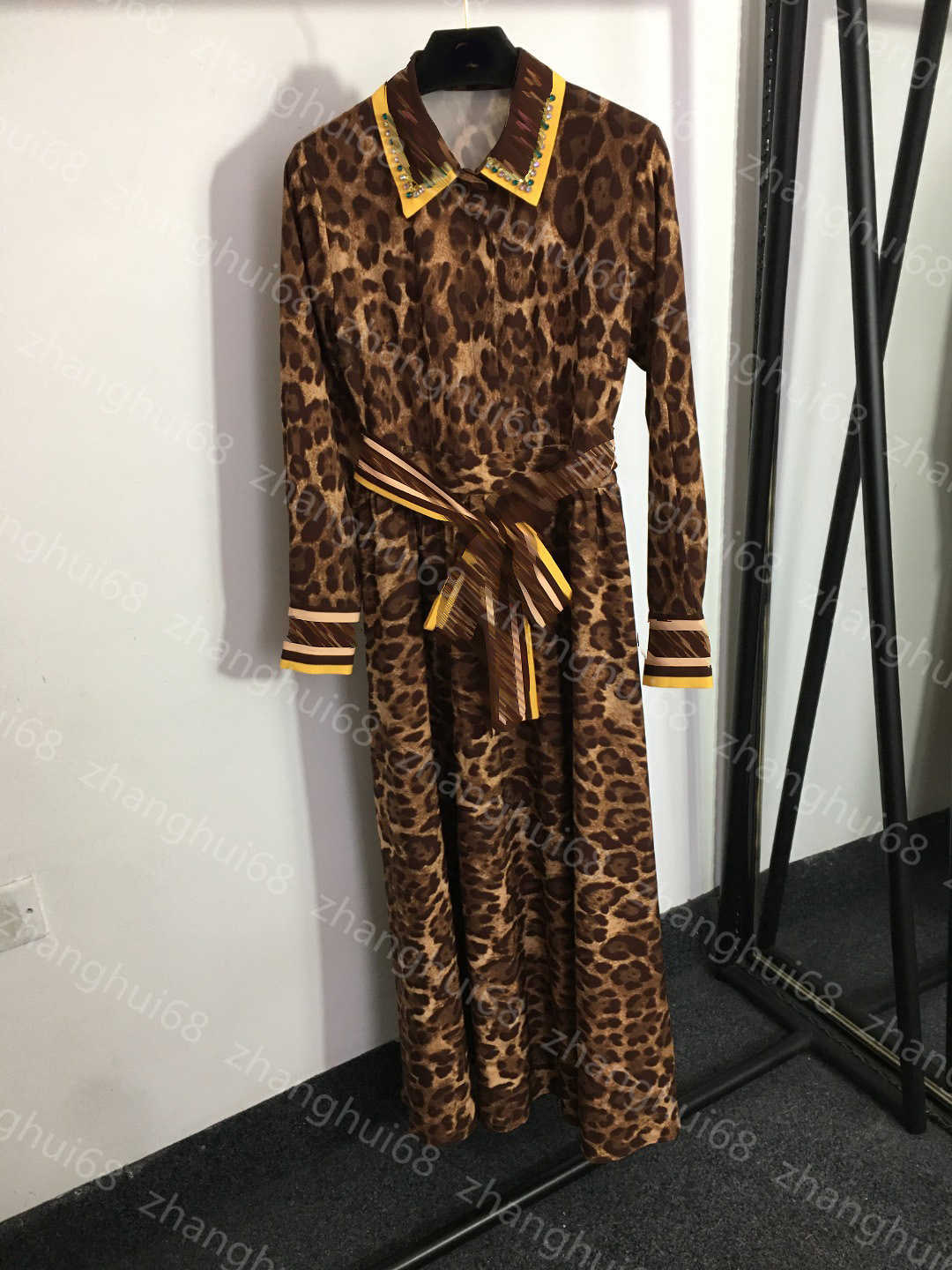 23ss summer Dress womens designer clothing women dresses Leopard print lace-up waist pinched beaded lapel long-sleeved dress High quality womens clothing
23ss summer Dress womens designer clothing women dresses Leopard print lace-up waist pinched beaded lapel long-sleeved dress High quality womens clothing