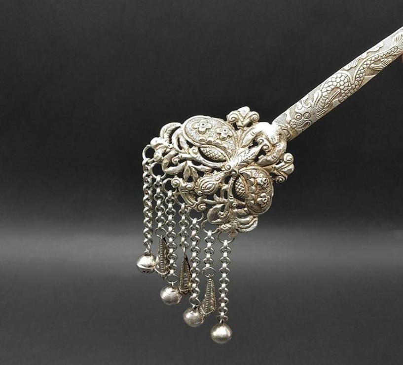 Bangle Pan Hair Ancient Miao Silver Hairpin Wind Tassel Headdress Princess Step Shaking Simple Lotus Bell5242020
Bangle Pan Hair Ancient Miao Silver Hairpin Wind Tassel Headdress Princess Step Shaking Simple Lotus Bell5242020