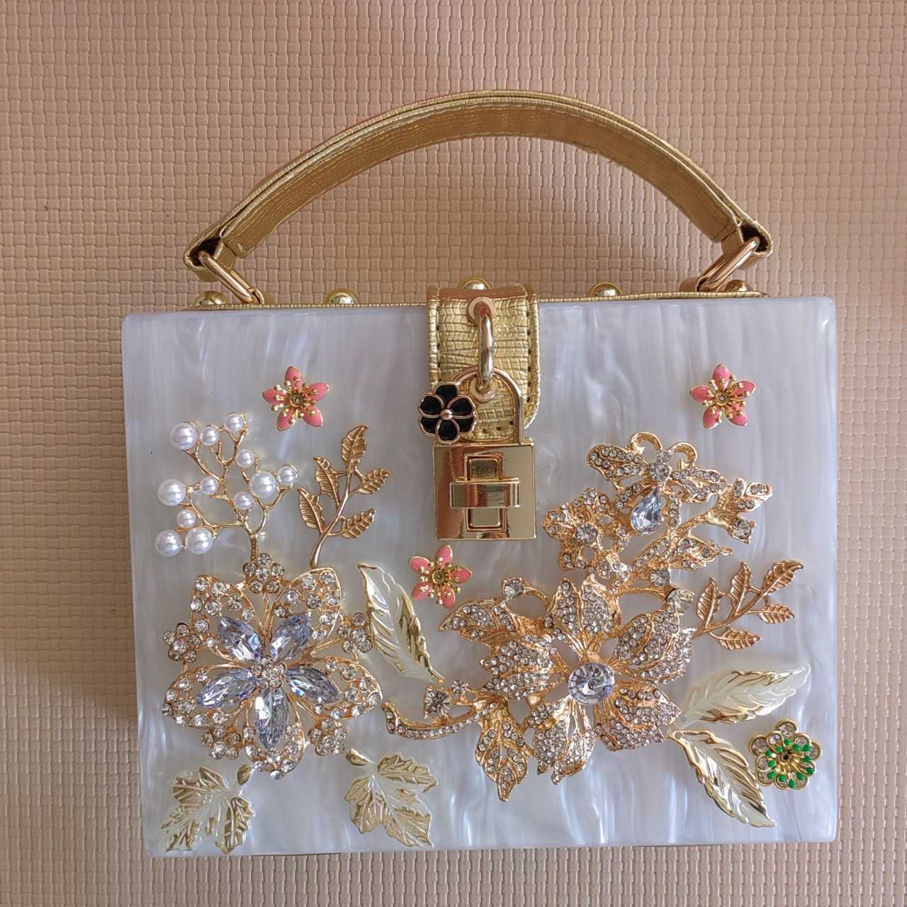 Acrylic dinner bag, small square bag, flower lock buckle, marble pattern inlaid diamond, portable suitcase, single shoulder bag 230513, White
Acrylic dinner bag, small square bag, flower lock buckle, marble pattern inlaid diamond, portable suitcase, single shoulder bag 230513, White