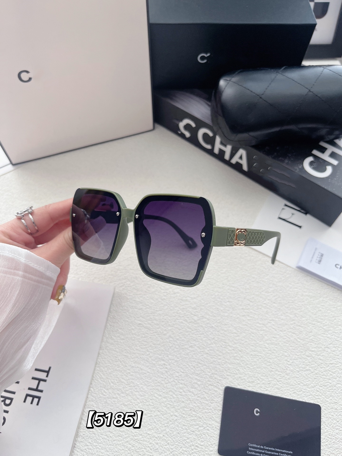 Designer Sunglasses Women Mens Designer Sunglasses personality extraordinary beach leisure fashion sunglasses high-end atmosphere multi-color optional with box
Designer Sunglasses Women Mens Designer Sunglasses personality extraordinary beach leisure fashion sunglasses high-end atmosphere multi-color optional with box