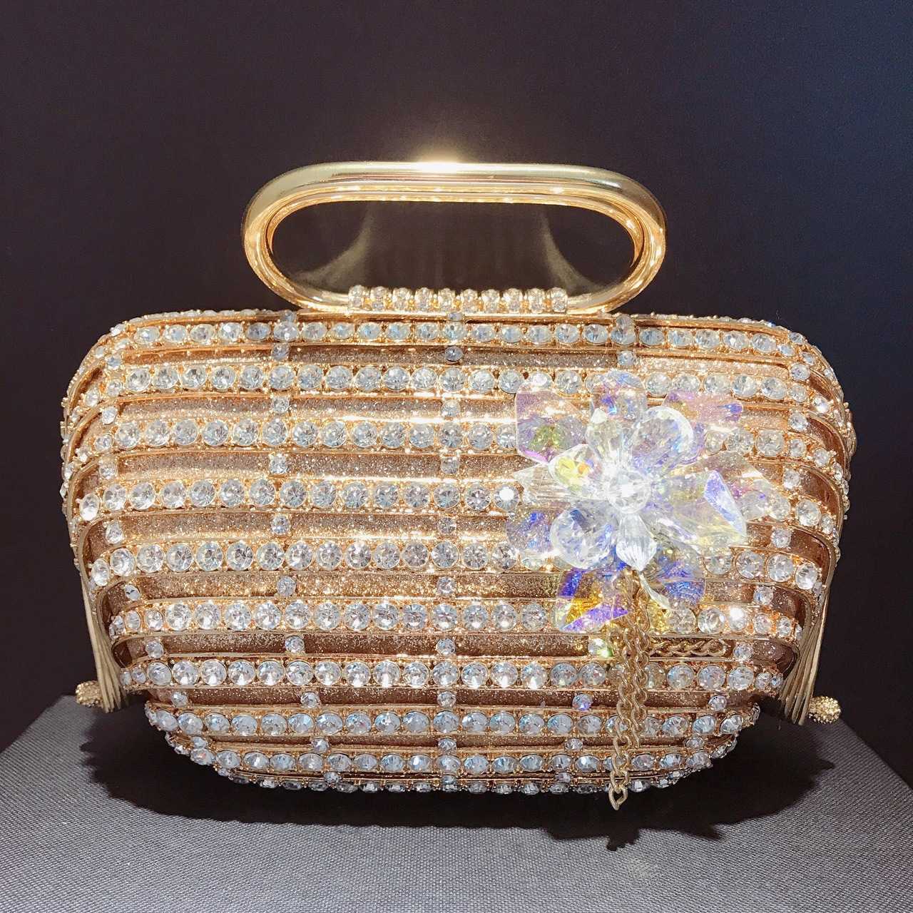Color contrast wisp empty bird cage metal inlaid diamond carrying makeup storage bag Banquet women's bag Evening bag 230513, White diamond with gold background
Color contrast wisp empty bird cage metal inlaid diamond carrying makeup storage bag Banquet women's bag Evening bag 230513, White diamond with gold background