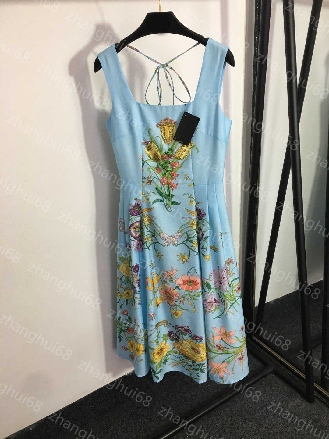 23ss women dresses summer Dress womens designer clothing Sequinned beaded flower print backless halter dress High quality womens clothing
23ss women dresses summer Dress womens designer clothing Sequinned beaded flower print backless halter dress High quality womens clothing
