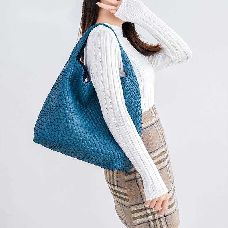 Shoulder Bags Large Capacity Woven Tote Women 2023 New Korean Top Quality Luxury Brand Soft Purse and Handbag Ladies Casual 230426, Purple
Shoulder Bags Large Capacity Woven Tote Women 2023 New Korean Top Quality Luxury Brand Soft Purse and Handbag Ladies Casual 230426, Purple