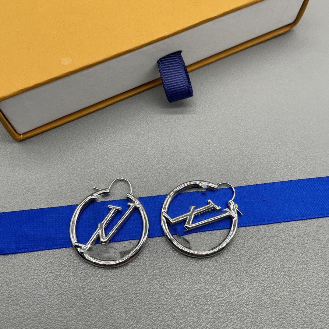 Earring designer designs classic, fashionable, grand, luxurious earrings for women, wedding parties, jewelry gifts
Earring designer designs classic, fashionable, grand, luxurious earrings for women, wedding parties, jewelry gifts