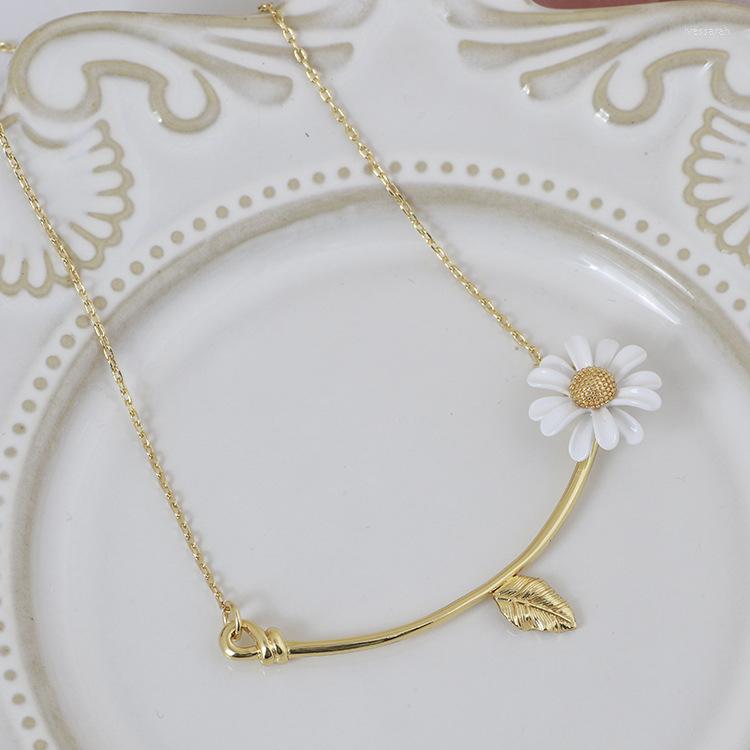 Pendant Necklaces European And American Trend Jewelry Fashion Sweet Enamel Daisy Flower Bee Necklace Female
Pendant Necklaces European And American Trend Jewelry Fashion Sweet Enamel Daisy Flower Bee Necklace Female