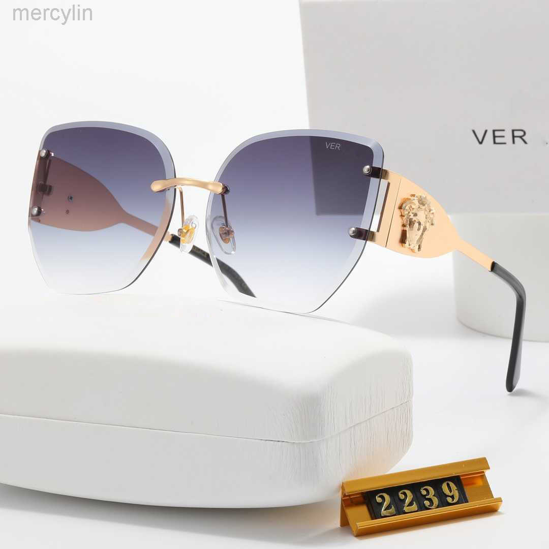 Luxury Designer Versage Sunglasses Men's Women's Vercace Sunglasses Fashion Trend Overseas One-piece Glasses Sunglasses For Women Uv Protection 2239
Luxury Designer Versage Sunglasses Men's Women's Vercace Sunglasses Fashion Trend Overseas One-piece Glasses Sunglasses For Women Uv Protection 2239