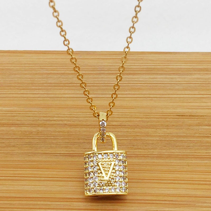 Classic Titanium Steel Key Lock Pendant Necklaces Women's Gold Letters Necklace Wedding Inlaid With Diamonds Luxury Designer Jewelry No Fade No Allergic Gifts
Classic Titanium Steel Key Lock Pendant Necklaces Women's Gold Letters Necklace Wedding Inlaid With Diamonds Luxury Designer Jewelry No Fade No Allergic Gifts