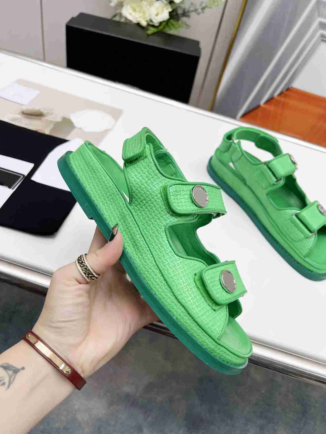 Designer outdoor beach shoes channel summer luxury women's slide CC classic sandals flip fashion casual Leather slippers X333
Designer outdoor beach shoes channel summer luxury women's slide CC classic sandals flip fashion casual Leather slippers X333